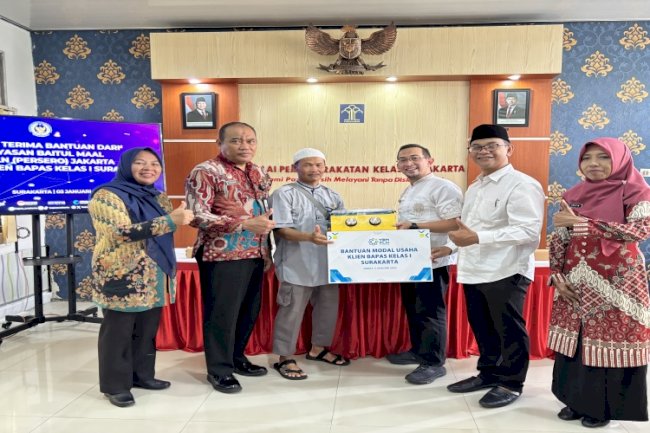 Klien Bapas Surakarta Terima Bantuan Modal Usaha dari YBM PLN Jakarta