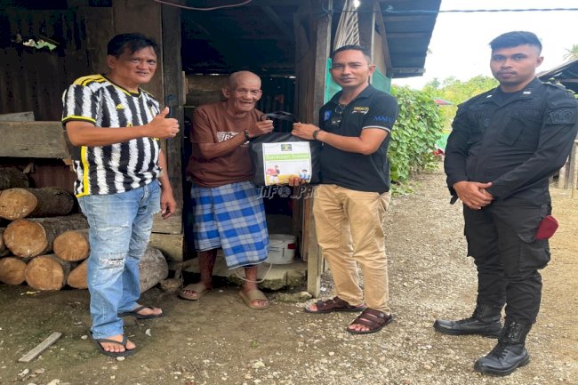 Lapas Wahai Bagikan Bansos bagi Dua Lansia Tunawisma