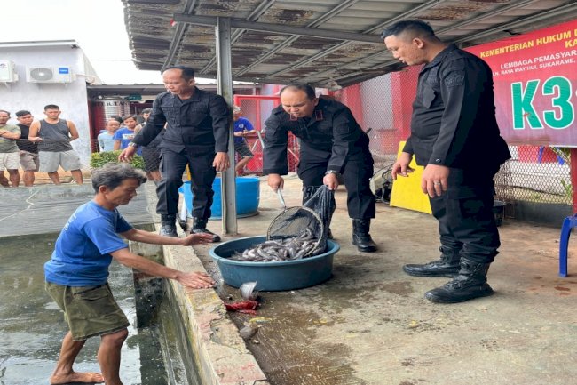 Warga Binaan Lapas Narkotika Bandar Lampung Panen 180 Kg Ikan Lele 