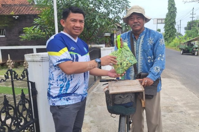 Jumat Berkah, Lapas Banjar Berbagi Bingkisan dengan Masyarakat Sekitar
