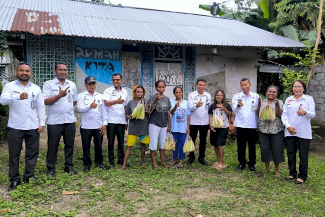 Lapas Kalabahi Bagikan Hasil Panen Jagung kepada Masyarakat Sekitar