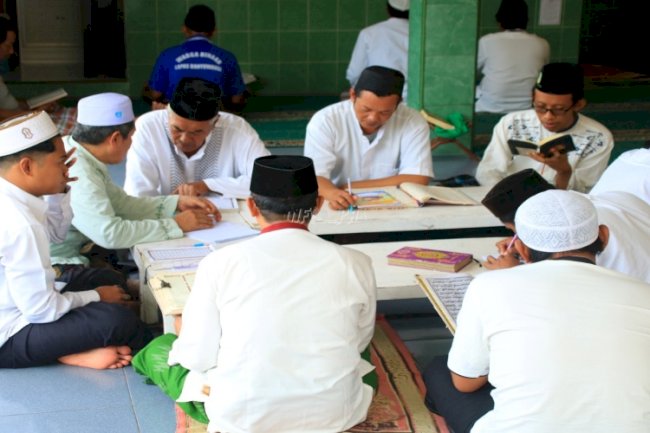 Santri Ponpes At Taubah Lapas Banyuwangi Sibuk Persiapkan Ujian Membaca Al-Qur’an