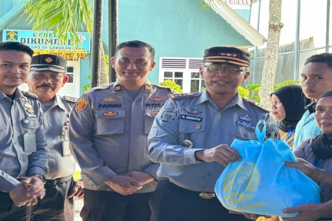 Lapas Labuhan Ruku Bagikan 93 Paket Bansos bagi Keluarga Warga Binaan