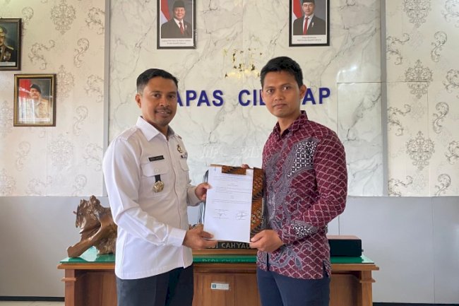 Lapas Cilacap Teken Kerja Sama Pengembangan Produksi Sapu Nipah dengan CV. CocoCreative