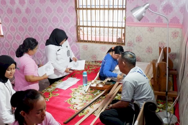 Lestarikan Tenun Tradisional, Warga Binaan Lapas Perempuan Dilatih Membuat Songket