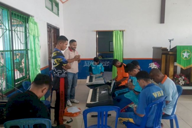 Kembangkan Bakat, Rutan SoE Bekali Warga Binaan dengan Pelatihan Musik