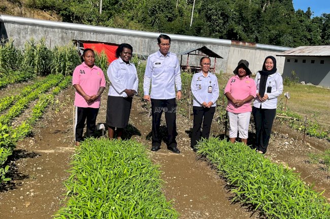 Kakanwil Ditjenpas Papua Barat Pantau Program Ketahanan Pangan dan Bagikan Bansos