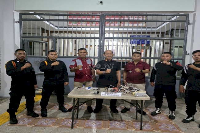 Bersihkan Halinar, Kalapas Ambon Pimpin Razia Kamar Warga Binaan