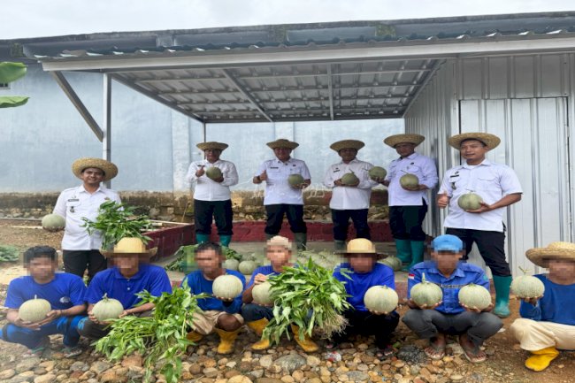 Lapas Banjarbaru Panen 100 Kg Melon dan Kangkung