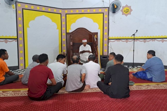 Tingkatkan Semangat Beribadah Warga Binaan, Lapas Bandanaira Adakan Kajian Kitab Fadhillah Amal