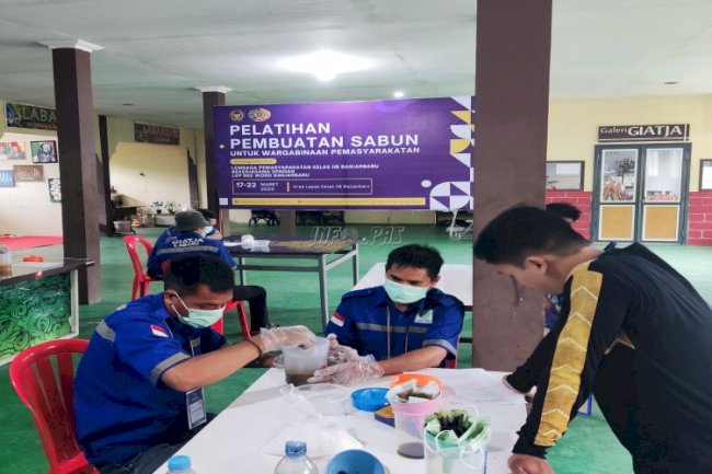 Lapas Banjarbaru Gandeng LPK Bee World Latih Warga Binaan Membuat Sabun Batang