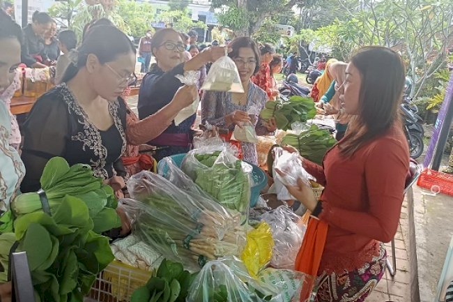 Hasil Produksi Warga Binaan Lapas Narkotika Bangli Laris Manis dalam Kegiatan Pasar Murah