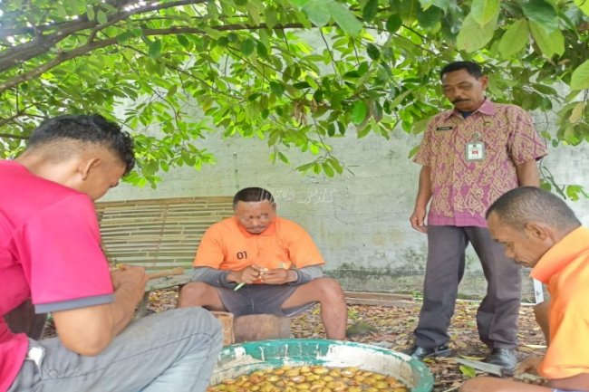 Lapas Bandanaira Berdayakan Warga Binaan melalui Pembuatan Sirup Pala