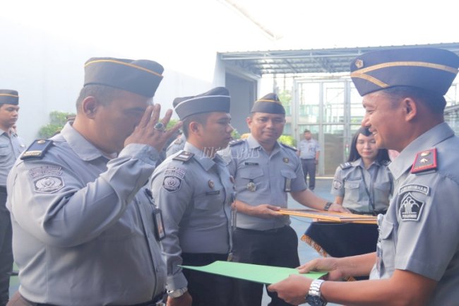Gagalkan Penyelundupan Narkoba dalam Nasi Bungkus, Dua Petugas Lapas Cipinang Terima Penghargaan