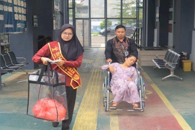 Petugas dan Tenaga Kesehatan Lapas Pemuda Madiun Berikan Pertolongan Cepat kepada Pengunjung 