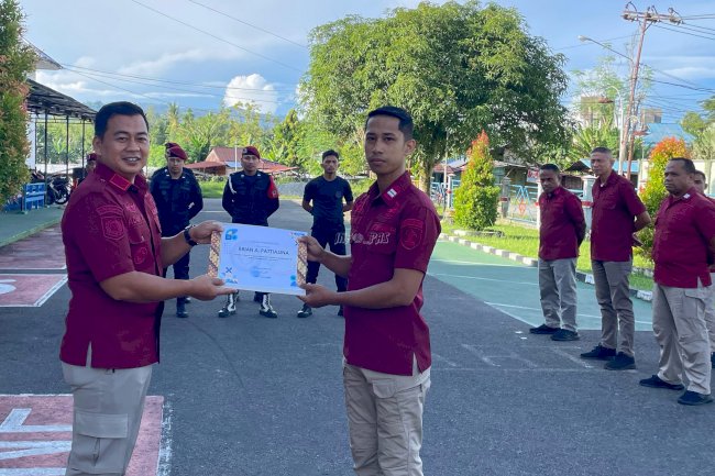 Apresiasi Kinerja, Rutan Ambon Berikan Penghargaan Pegawai Teladan Periode Maret 2025