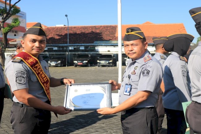 Lapas Pemuda Madiun Berikan Penghargaan Petugas Teladan Periode Januari-Maret 2025