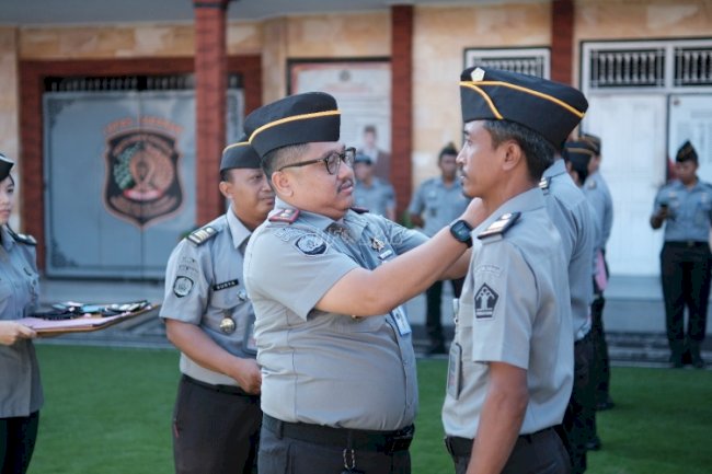 Apresiasi Dedikasi dan Pengabdian, Belasan Petugas Lapas Tabanan Naik Pangkat