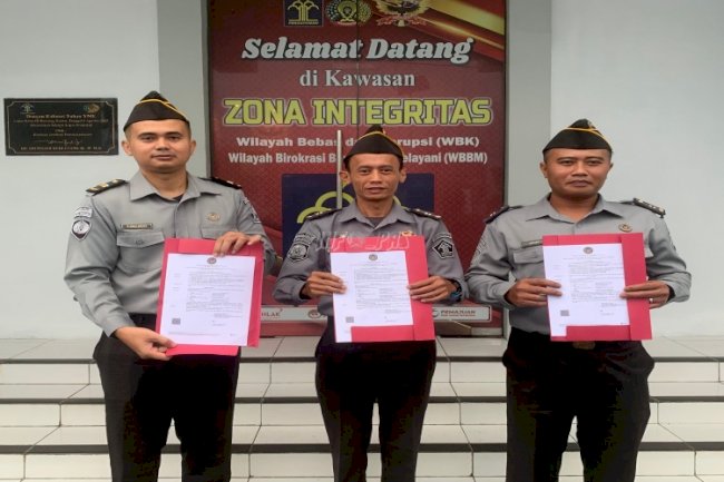 Kalapas Bontang Sematkan Tanda Kenaikan Pangkat dan Serahkan Piagam Penghargaan 