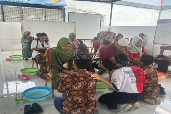 30 Anak Binaan LPKA Medan Belajar Berbakti dengan Cuci Kaki Ibu