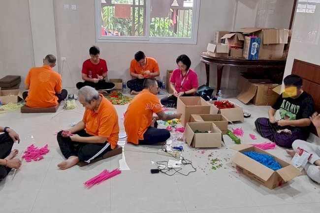 Warga Binaan Lapas Cipinang Rangkai Hiasan Teratai untuk Waisak