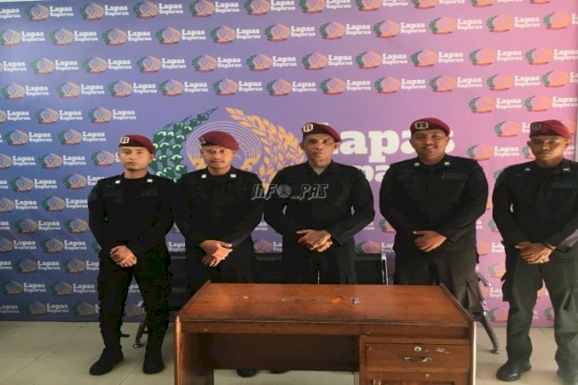 Razia Kamar Hunian Antisipasi Gangguan Kamtib di Lapas Saparua