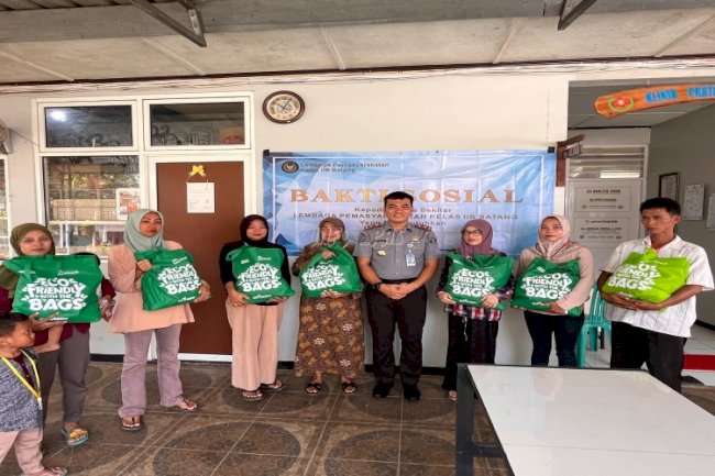 Lapas Batang Bagikan Bansos kepada Keluarga Warga Binaan