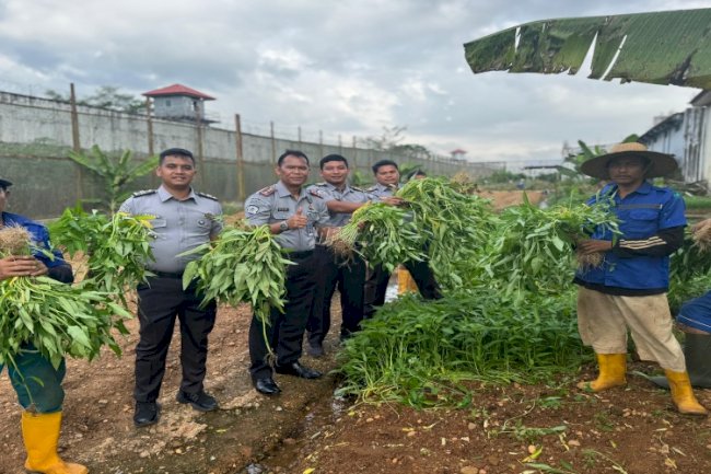 Kalapas Banjarbaru Panen Kangkung dan Tanam Klengkeng bersama Jajaran dan Warga Binaan