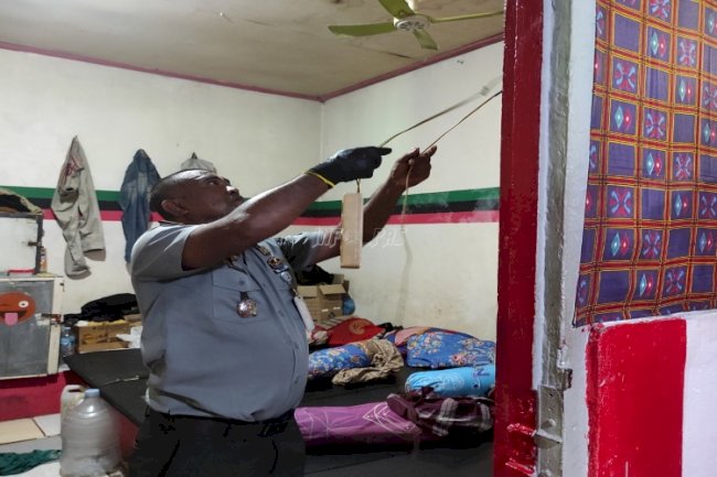 Laksanakan Razia dan Tes Urine, Lapas Tual Cegah Peredaran Barang Terlarang