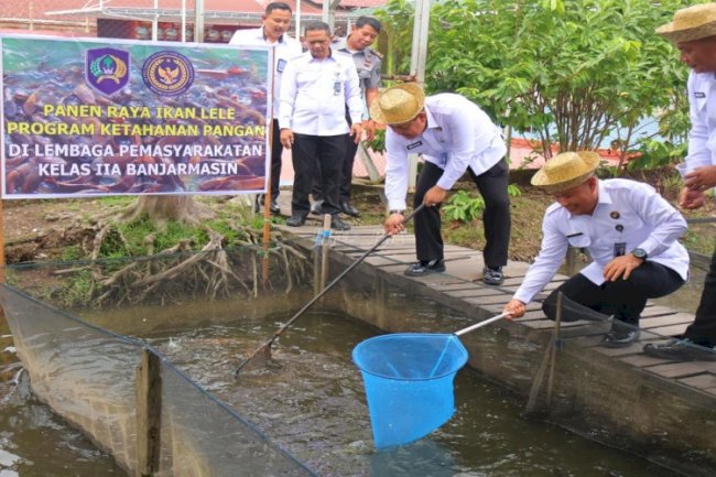 Kakanwil Ditjenpas Kalsel Panen Raya Ikan Lele di Lapas Banjarmasin