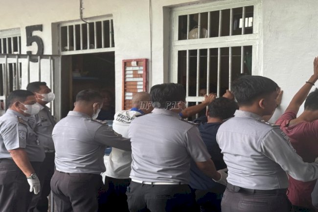 Komitmen Berantas Halinar, Satops Patnal Lapas Banjarbaru Razia Kamar Warga Binaan