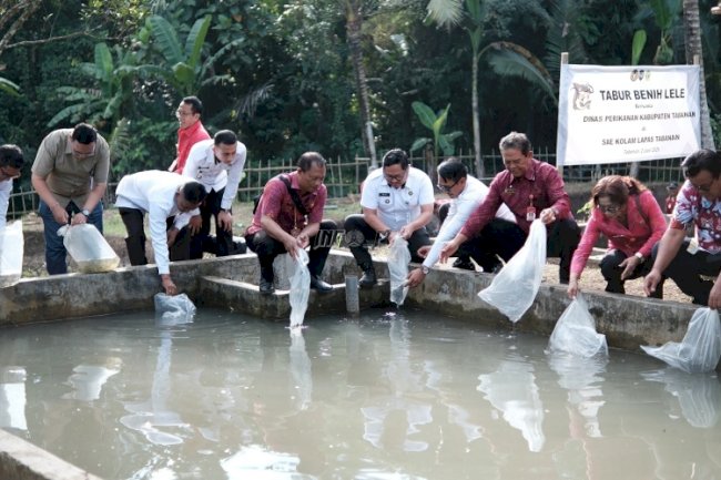 Sinergi dengan Dinas Perikanan Kab. Tabanan, Kalapas Tabanan Tabur Ribuan Benih Ikan