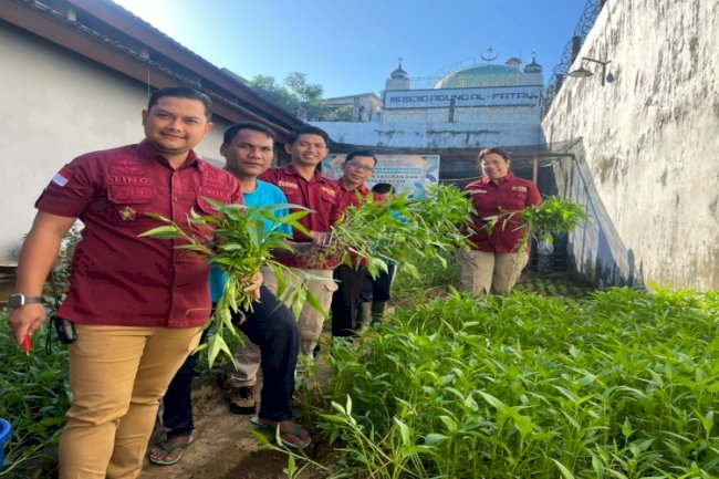 Rutan Klungkung Panen 17 Kg Kangkung di Kebun Rutan
