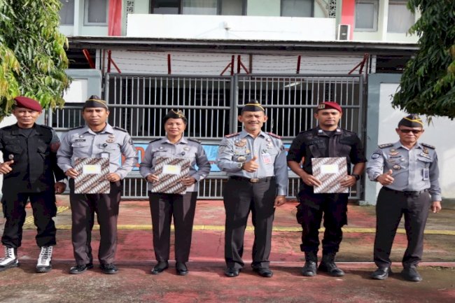 Tiga Petugas Lapas Ambon Raih Penghargaan Petugas Teladan Periode Maret-Mei 2025