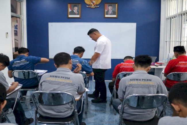 Warga Binaan Lapas Cibinong Jalani Ujian Nasional Kejar Paket A, B, dan C