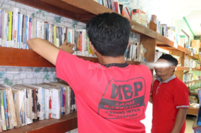 Tingkatkan Minat Baca, Warga Binaan Lapas Narkotika Karang Intan Padati Perpustakaan