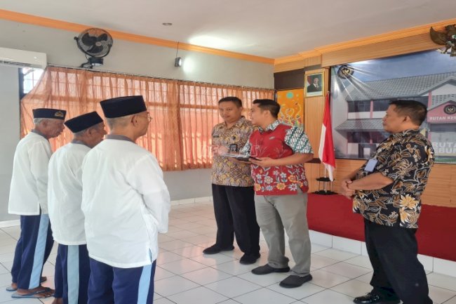 Tiga Warga Binaan Rutan Kebumen Terima Remisi Lansia
