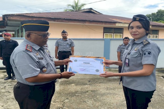 Lapas Saparua Berikan Penghargaan kepada Petugas Terbaik Triwulan II 2025