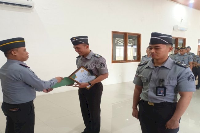 Apresiasi Kinerja, Lapas Cilacap Berikan Penghargaan Petugas Teladan