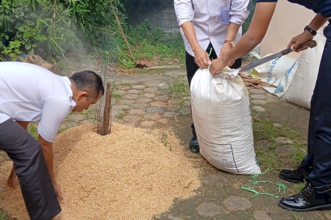 Kabapas Amuntai Turun Langsung dalam Pembuatan Sekam Bakar sebagai Sarana Bimbingan Kemandirian