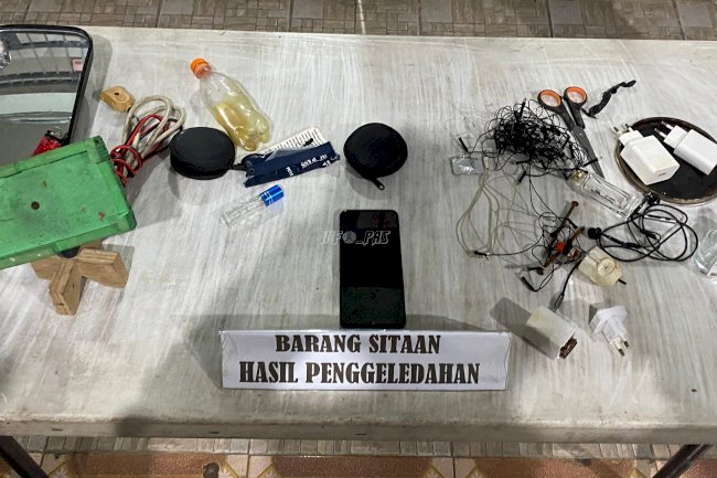 Kalapas Ambon Pimpin Langsung Razia Satops Patnal di Blok Hunian Warga Binaan