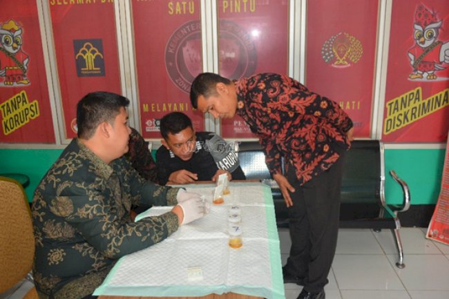 Pastikan Bersih Narkoba, Lapas Narkotika Muara Sabak Konsisten Gelar Tes Urine