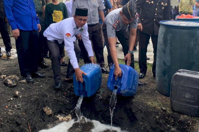 Sinergi Jaga Bandanaira, Kalapas Hadiri Pemusnahan 1.100 Liter Miras