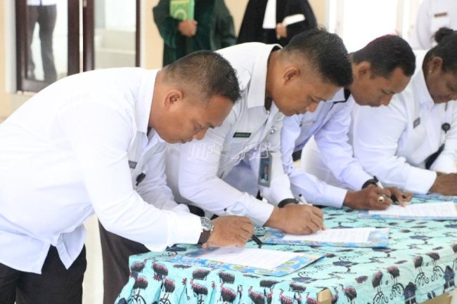 Perkuat SDM, Kanwil Ditjenpas Papua Barat Lantik Lima Pejabat Fungsional