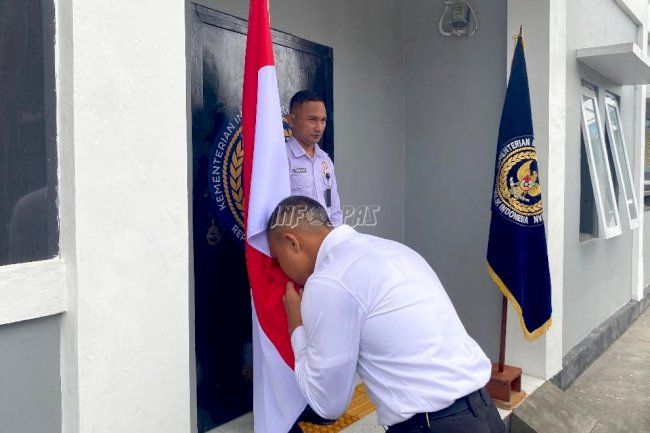 Simbol Awal Pengabdian: 5 CPNS Lapas Wahai Cium Bendera dan Pataka Kemenimipas