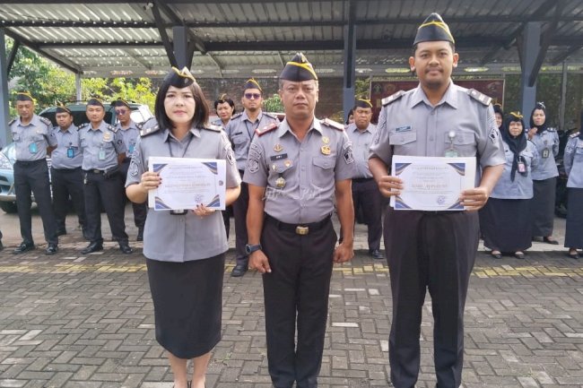 Bapas Pati Anugerahkan Penghargaan Petugas Teladan dan Petugas Layanan Terbaik Periode Juni 2025