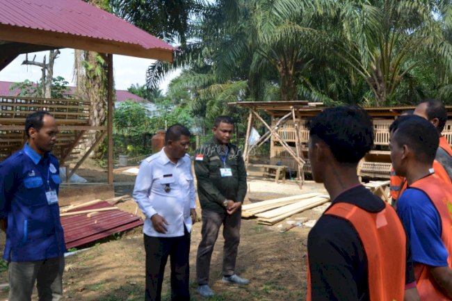 Lapas Muara Tebo Bangun Kandang Ayam Petelur bersama Instruktur dari BLK dan Dinas Peternakan