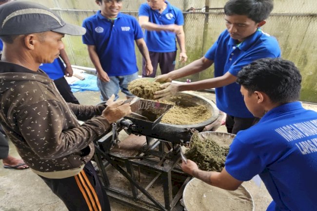 Antusiasme Warga Binaan Lapas Kuala Tungkal Belajar Membuat Pakan Ikan