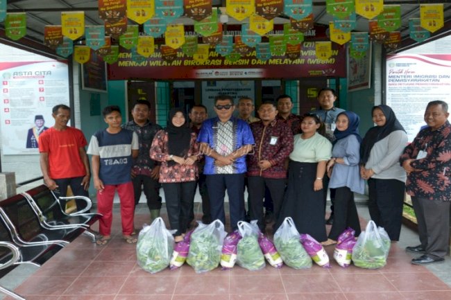 Lapas Narkotika Muara Sabak Bagikan Bansos kepada Keluarga Warga Binaan dan Warga Sekitar 