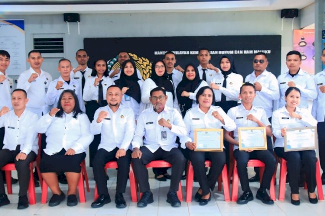 Tiga Petugas Rutan Masohi Terima Penghargaan atas Dedikasi Kinerja